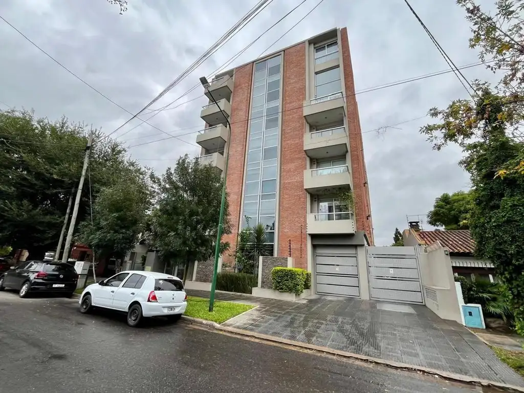 Impecable departamento con cochera y terraza en Ituzaingó No