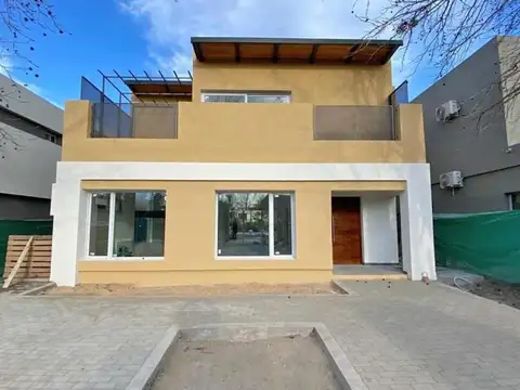 Casa en Venta - 3 dormitorios - USD 245.000