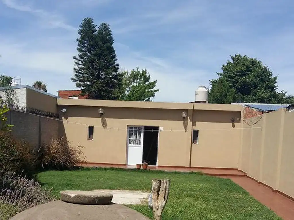 Casa en venta en Bernal Oeste, de 3 ambientes con fondo libre, parrilla y quincho