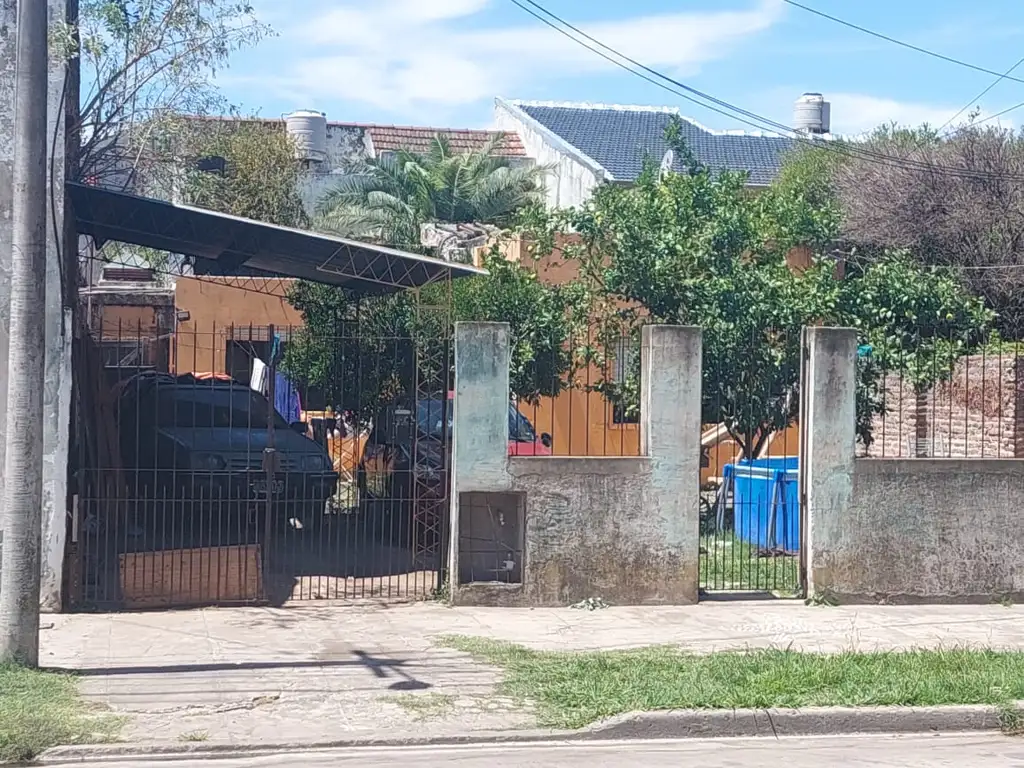 Casa en Parque San Martín. Dos dorm. cocina-com. baño. Entrada de auto. Pque. al frente