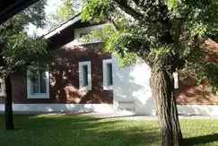 Impecable casa en venta con 2 piscinas y amplio parque en esquina.