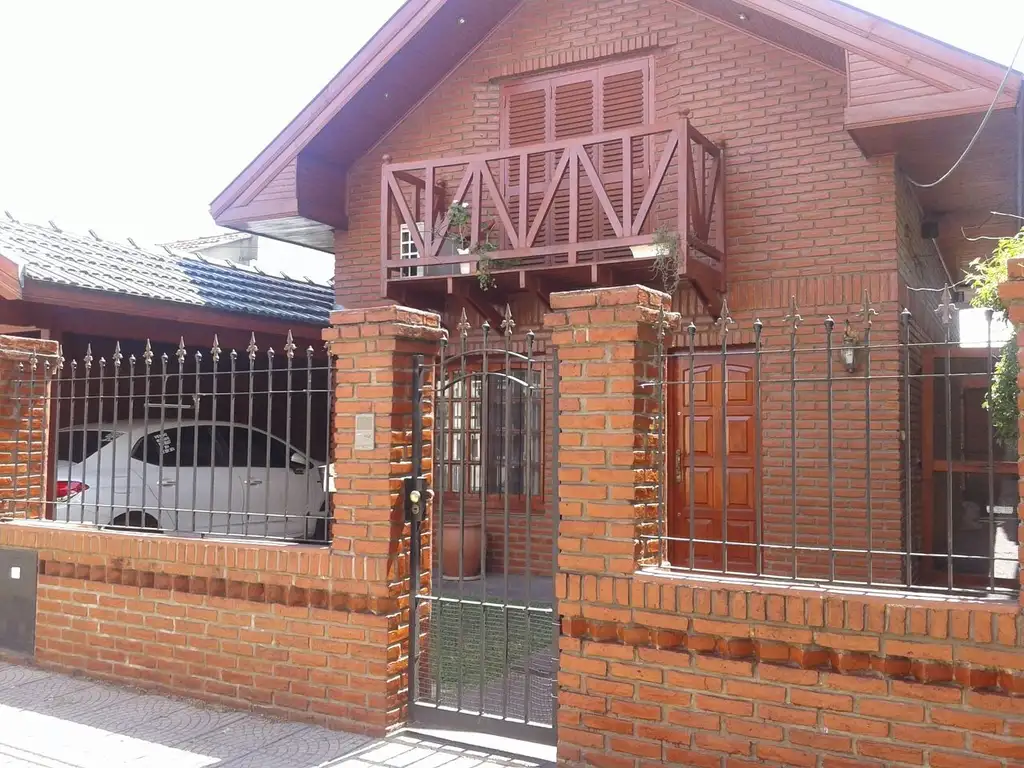 Casa de 4 ambientes c/cochera y jardín c/pileta - Brown al 1400, Quilmes Este