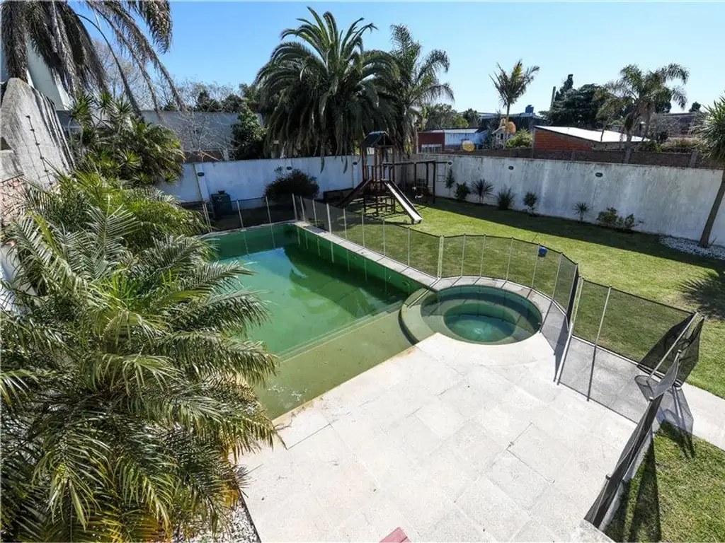 Casa  en venta Berazategui con piscina y cochera