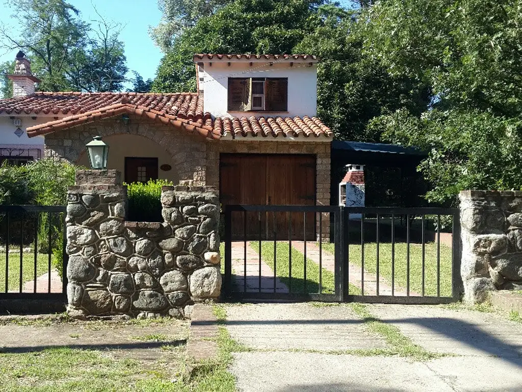 Casa con 3 terrenos a metros del Rio Santa Rosa