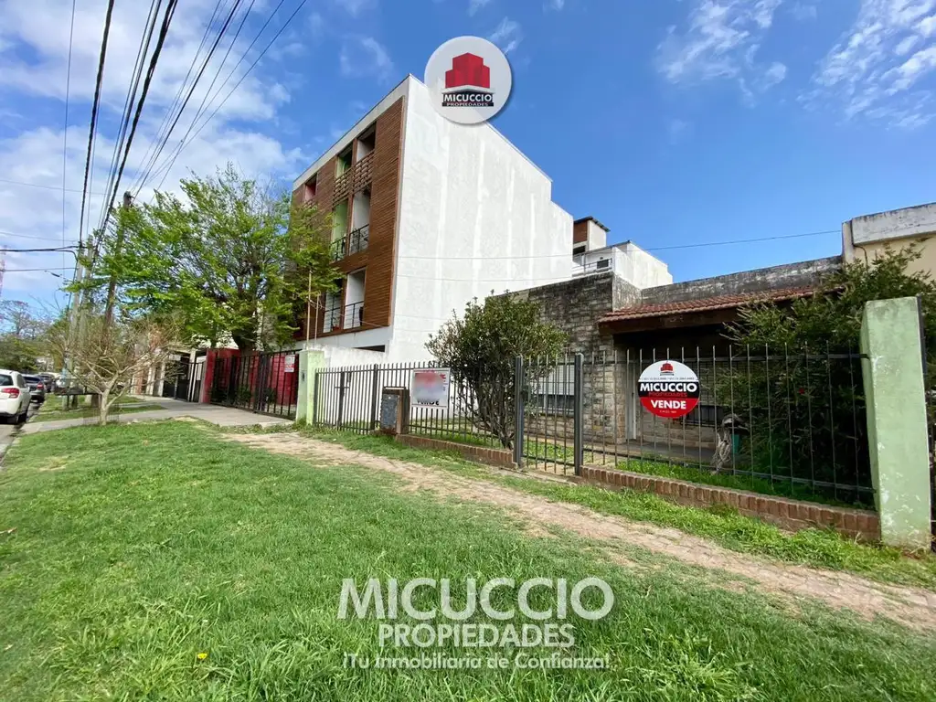 Lote en venta con casa a reciclar, Carlos Pellegrini N°154 entre Italia y Don Bosco, Escobar centro