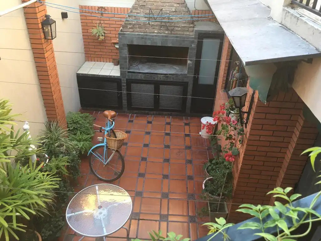 Casa de dos dormitorios en dos plantas con patio y parrillero en Barrio Echesortu, Rosario