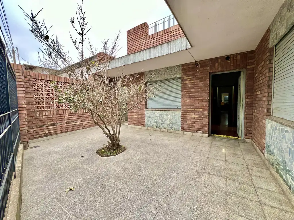 EN VENTA - CASA 2 DORMITORIOS CON PATIO Y COCHERA - FIGHIERA