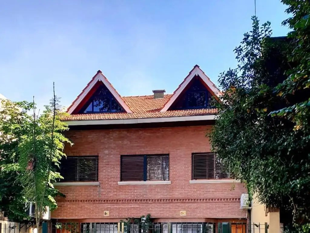 VENTA TRIPLEX DE 4 AMBIENTES CON PARRILLA Y PILETA