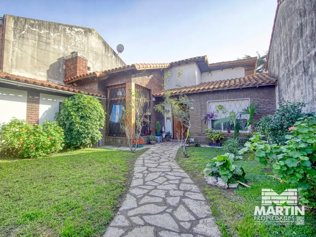 Casa en 1 planta, 3 ambientes con cochera y jardín.