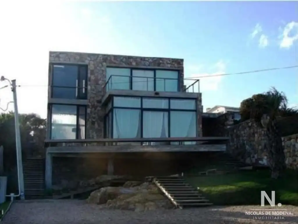 Excelente casa Ubicada en El Chorro frente al mar.