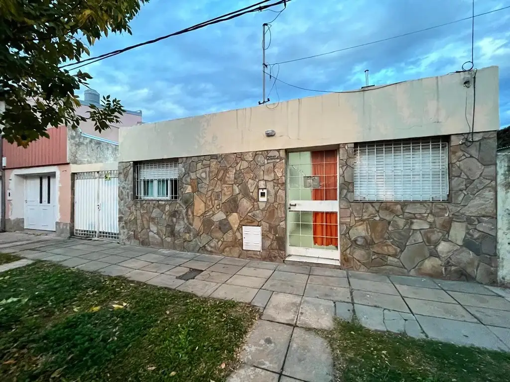 SE VENDE CASA AL FRENTE BARRIO ROMA