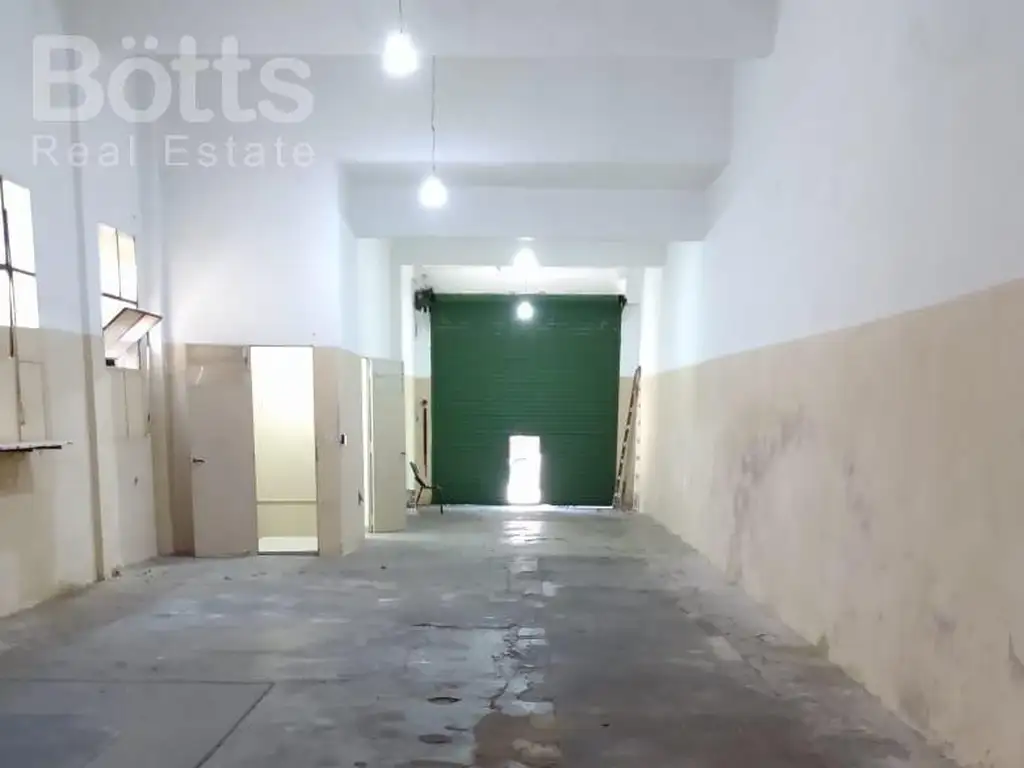 Galpón doble altura + vivienda dos familias Flores venta.