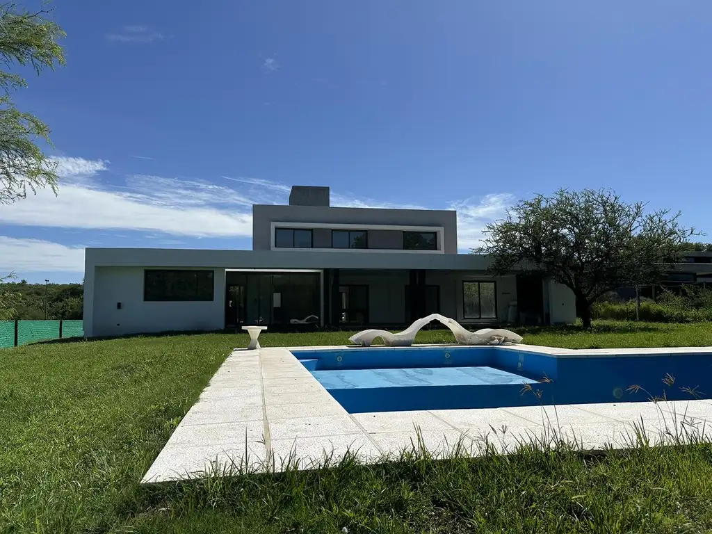 VENTA - CASA EN LA ARBOLADA - GRAN TERRENO - DISPONIBILIDAD INMEDIATA  - OPORTUNIDAD