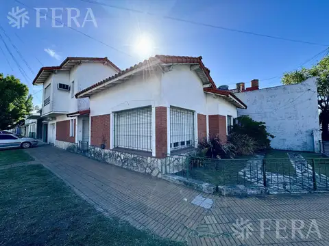 Venta de casa de 4 ambientes con cochera en  Bernal