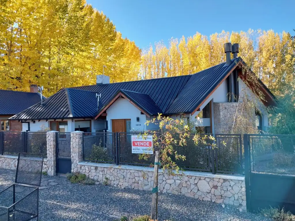 Casa, quincho y pileta en venta en Esquel