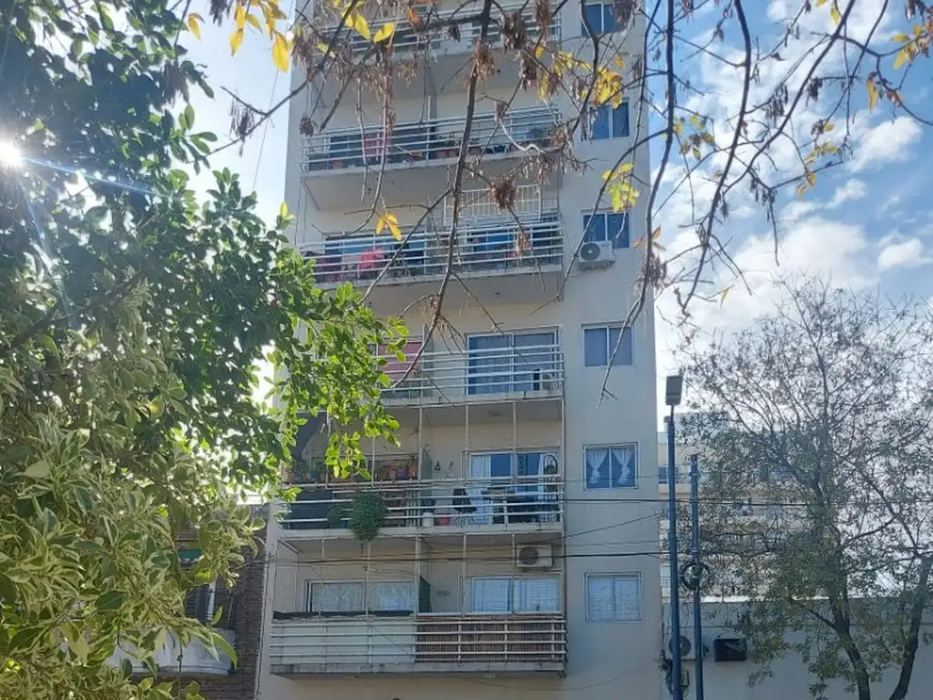 MONOAMBIENTE al frente  CON BALCON -  LUMINOSO  - buen estado general