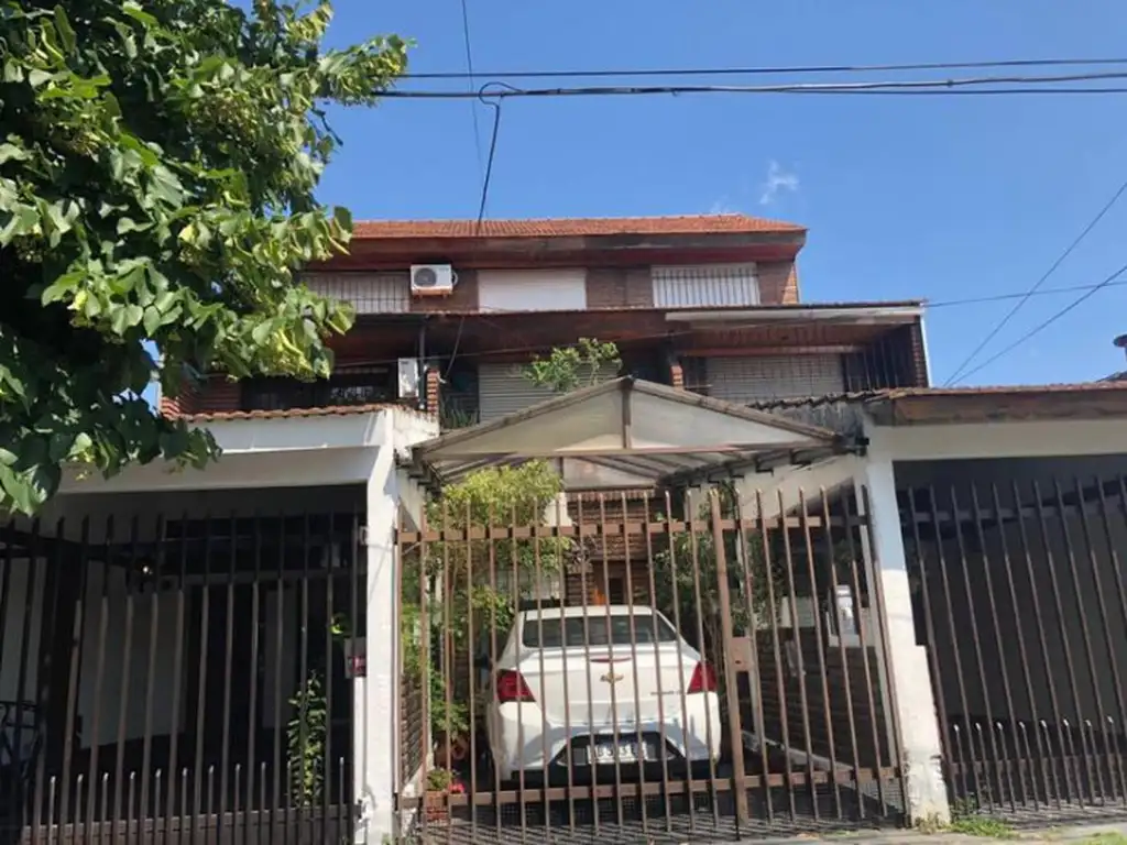 TRIPLEX DE 4 AMBIENTES EN CASTELAR SUR (3214)