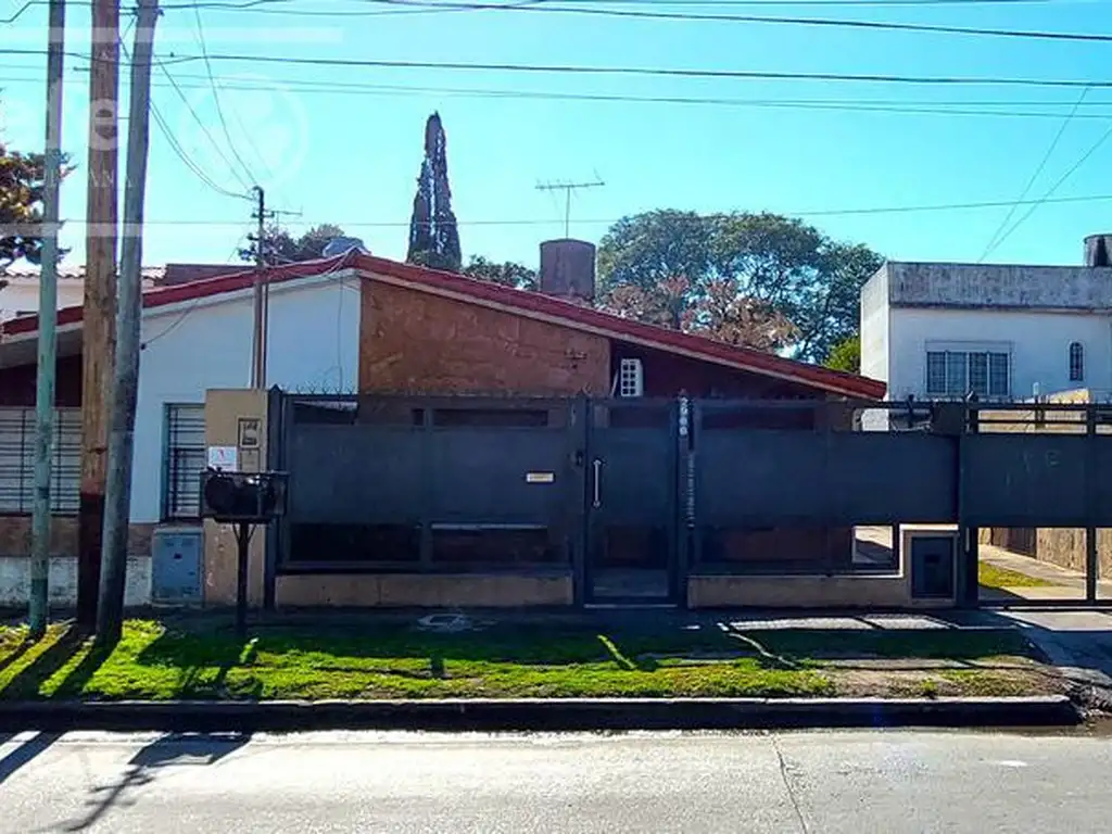 Casa en venta  - Berazategui- Sobre Av  Nestor Kirchner ideal 2 familias