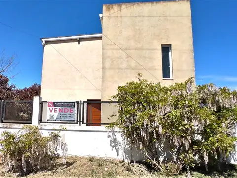 Excelente Casa en dos plantas.-