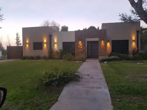 Casa - Venta - Argentina, Luján - Avenida Julio A. Roca 3000