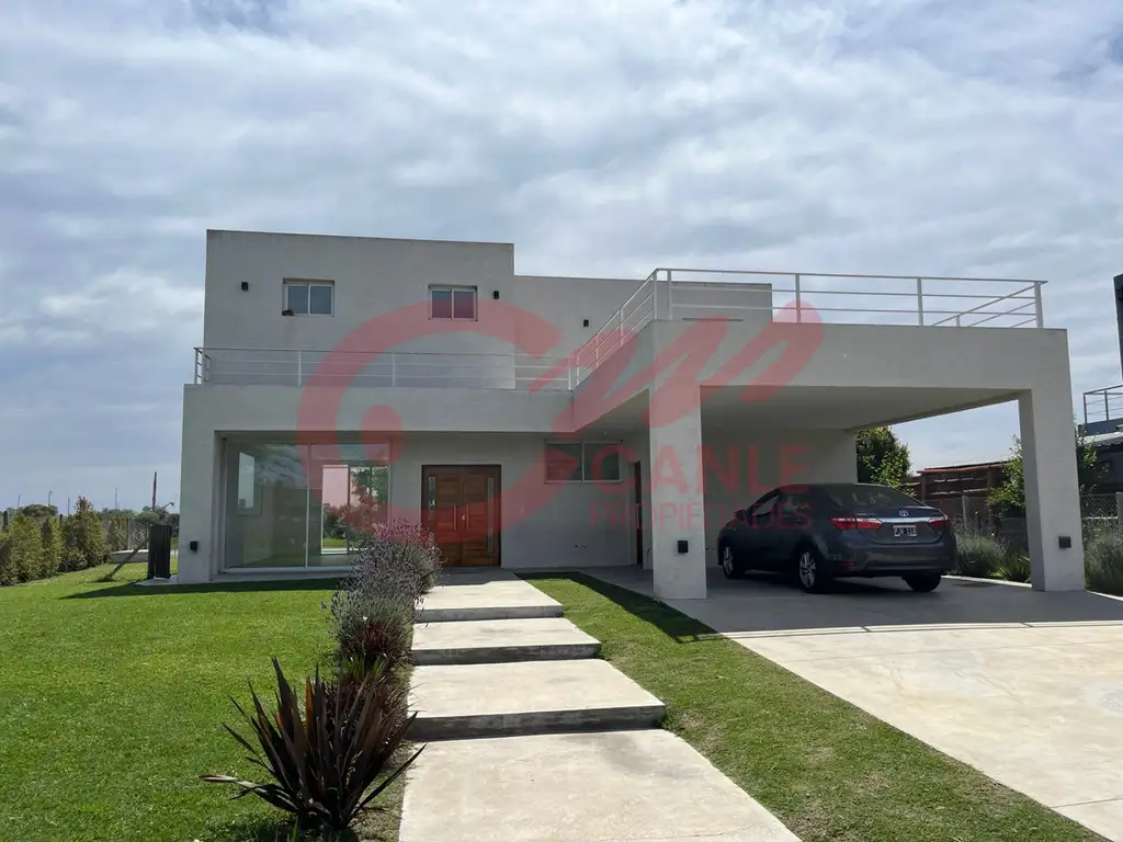 Venta. Casa A La Laguna En El Cantón Norte