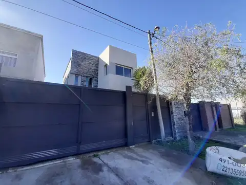 Casa  en venta - 3 dormitorios 2 baños - Cochera  -  300mts2  - Villa Parque Sicardi