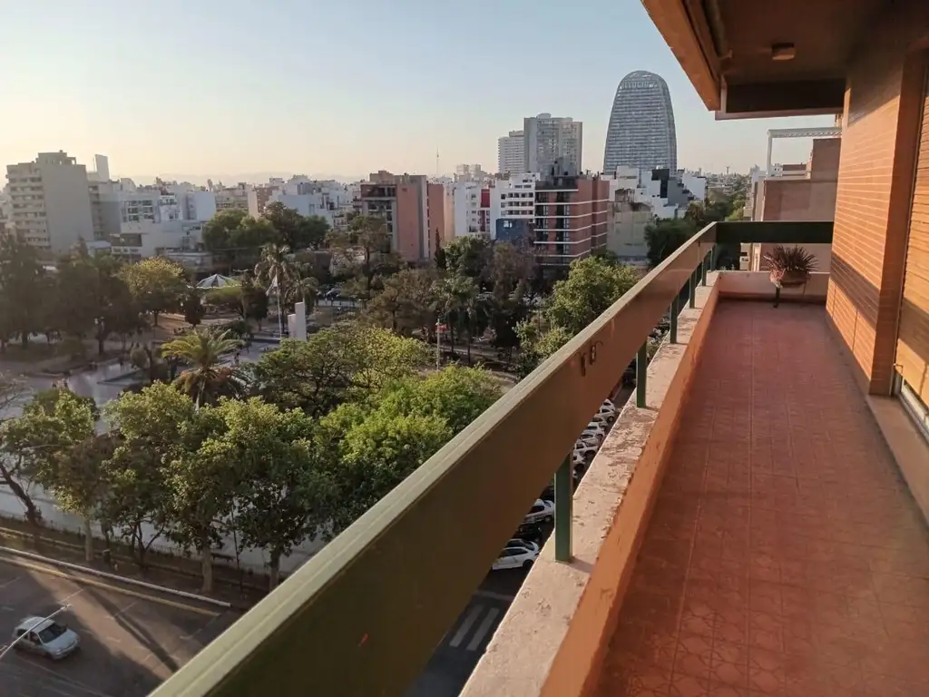 VENTA DPTO SEMIPISO FTE A PLAZA GRAL PAZ C/COCHERA