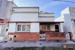 Casa en venta - 2 dormitorios 1 baño - 96mts2  - La Plata [FINANCIADA]