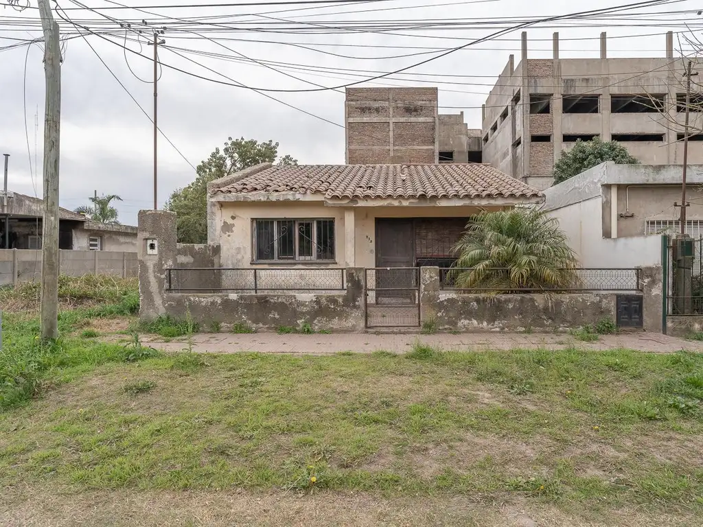 VENTA - Casa a refaccionar - 2 dormitorios -  San Lorenzo.