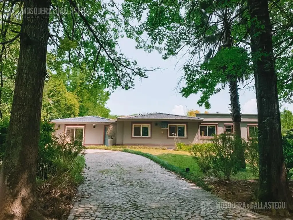 Casa con lindísima arboleda en Pilar Village