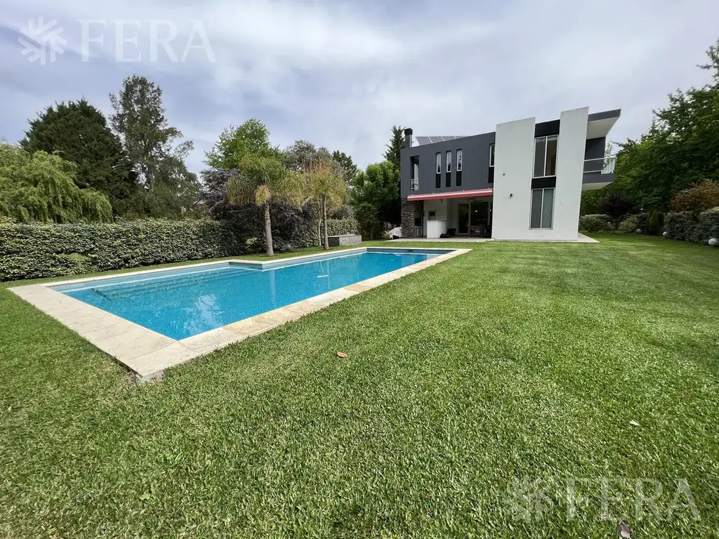 Venta casa 6 ambientes con cochera y fondo con piscina en Club Miralagos 1 - La Plata