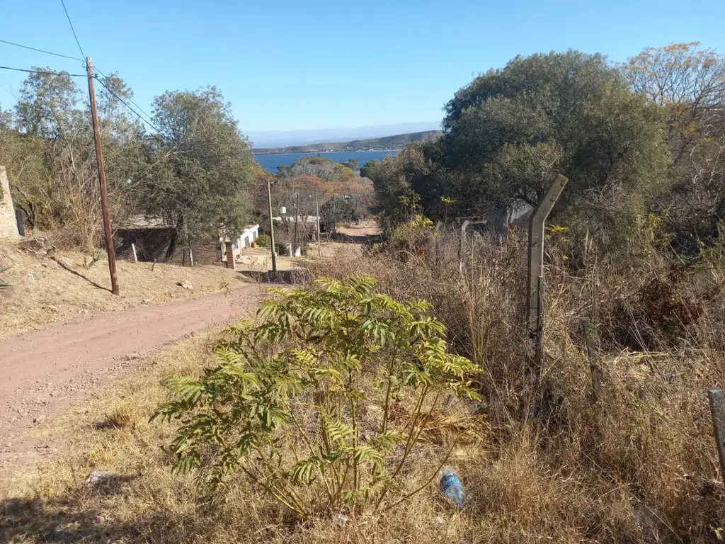 Vendo terreno en Embalse, barrio Costa Azul; cercado con tejido romboidal- 737,63 m2 (21,50x19,82m)