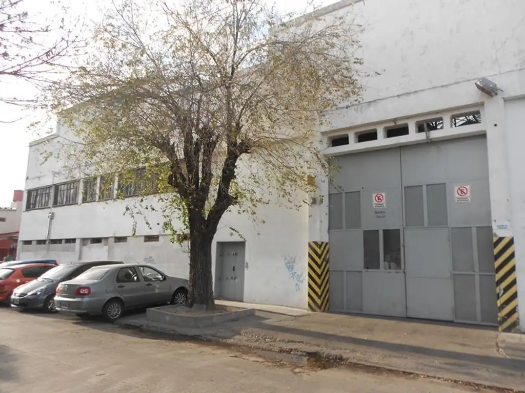 EXCELENTE LOCAL INDUSTRIAL / INGRESO POR 3 CALLES / OFIC.