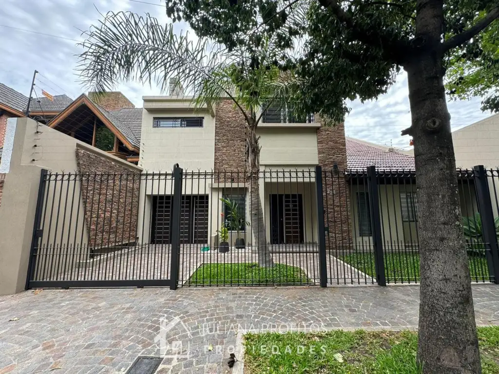 Casa 5 ambientes en venta Quilmes Centro con pileta quincho