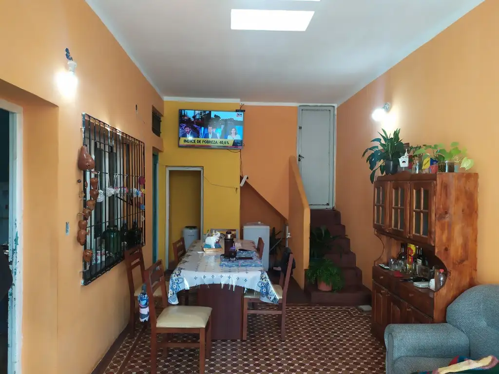 Casa Esquina con tres locales c/u con baño