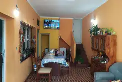 Casa Esquina con tres locales c/u con baño