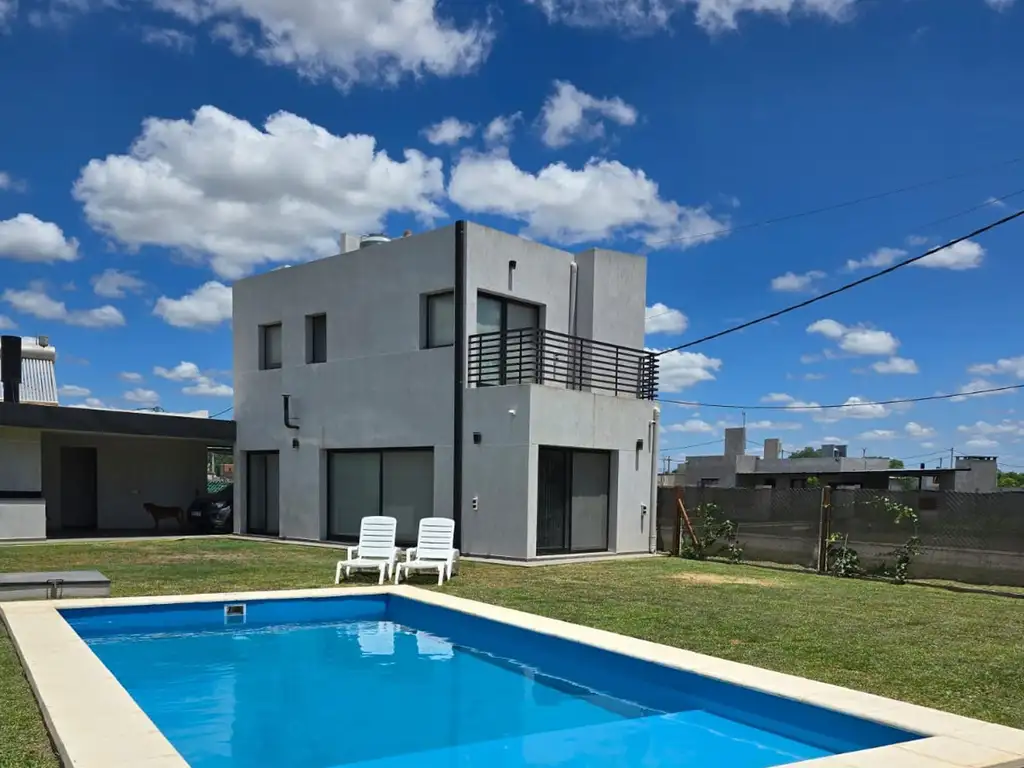 CASA 2 DORMITORIOS , JARDIN Y PILETA. IBARLUCEA