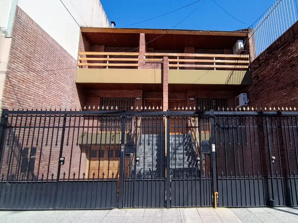 Excelente Triplex 4 ambientes con patio y cocheras