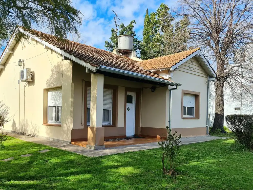 CASA CON LOTE PROPIO DE 5 AMBIENTES. JOSE LEON SUAREZ