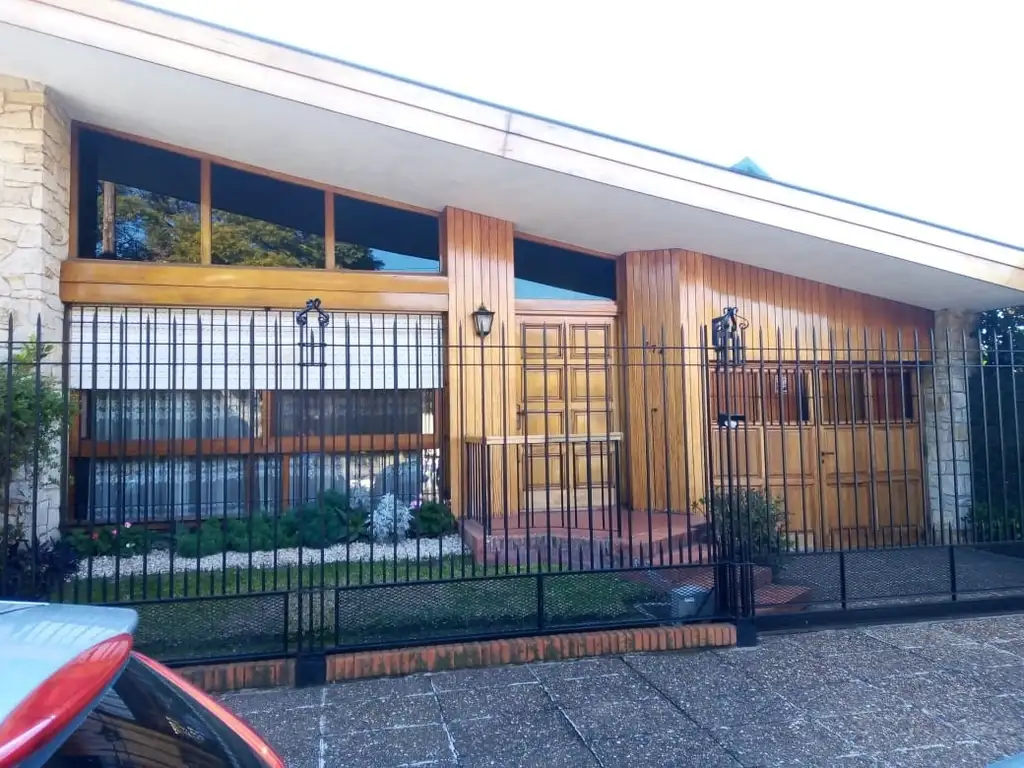 QUILMES - CASA CON JARDIN JUNTO AL LAWN TENIS DE QUILMES