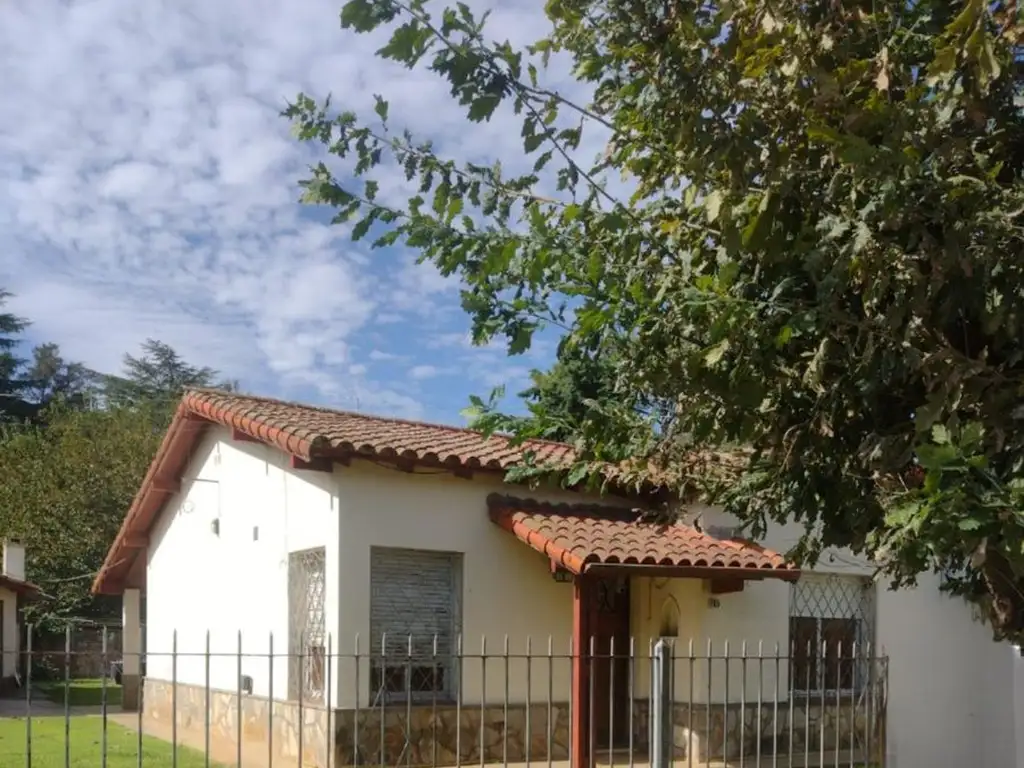 Venta casa con parrilla y patio, Carlos Spegazzini