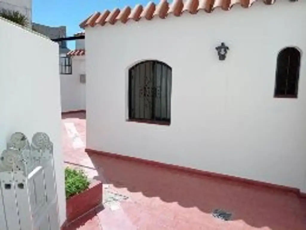 VENTA CASA 2 DORMITORIOS CON COCHERA EN BARRIO PUEYRREDON