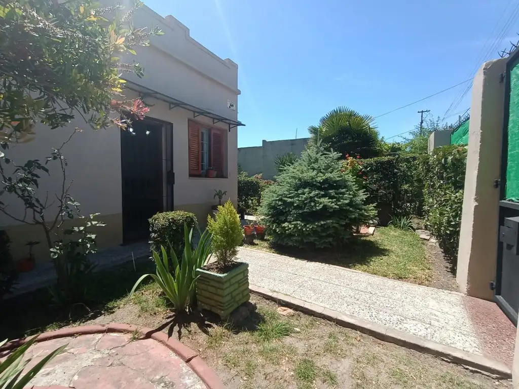 VENDO CASA 3 AMB EN DOS TERRENOS PROPIOS.