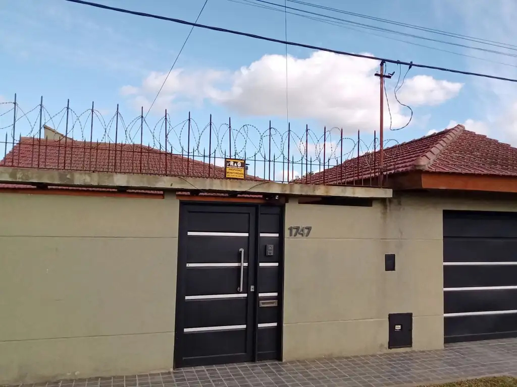 Casa en venta con 3 dormitorios, parque y pileta, Berisso