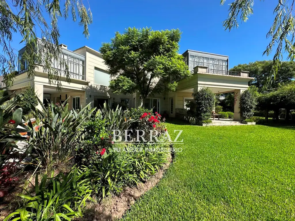 Casa venta a la laguna 7 ambientes en San Isidro Labrador lote de 1922 m2