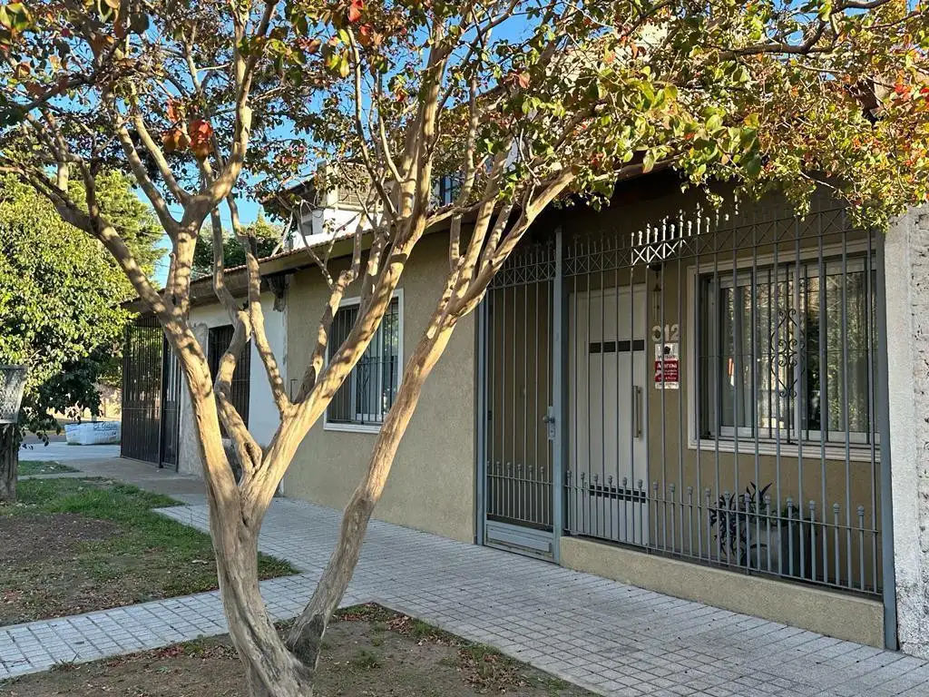 Casa en venta - 2 Dormitorios 1 Baño - Cochera - 121Mts2 - Lomas de Zamora