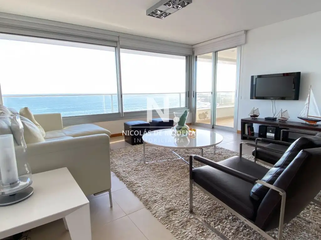 Alquila apartamento en Peninsula Punta del Este, de 3 dormitorios.