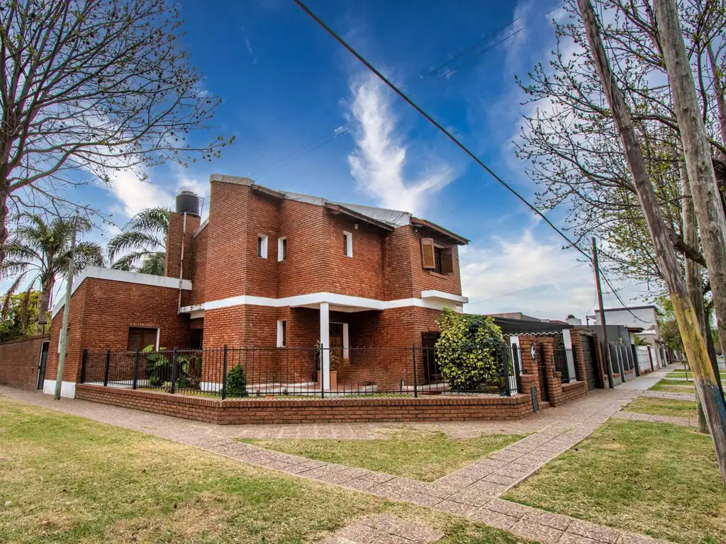 CASA EN VENTA TRES DORMITORIOS EN BARRIO ALVEAR