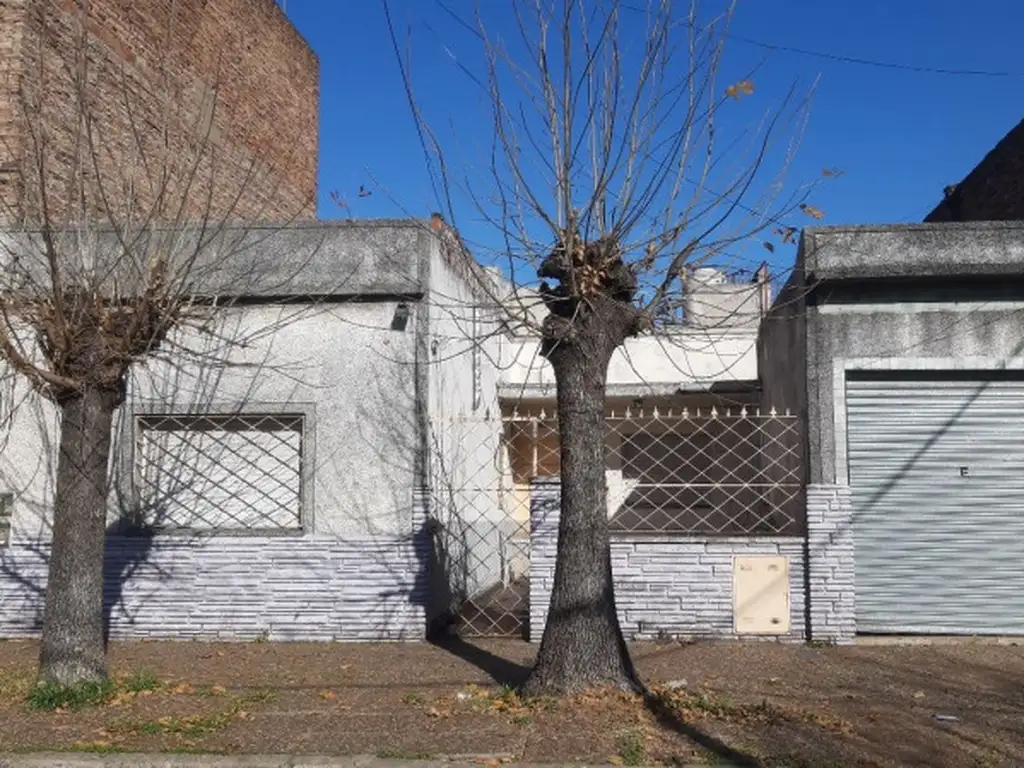 Casa de 3 ambientes con terreno de 10 X 26 con patio y terraza