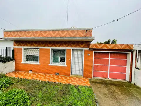 VENTA CASA 2 DORMITORIOS ITUZAINGO CON GARAJE